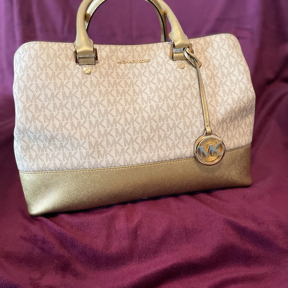 Michael Kors Signature Savannah Satchel Gold/Vanilla - Picture 5 of 12